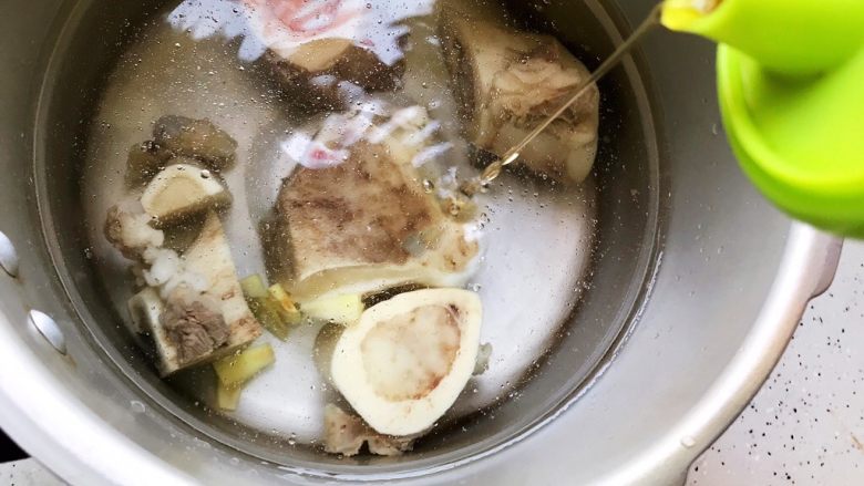 牛腿骨枸杞萝卜汤,加入剩余的姜片,再加少许料酒