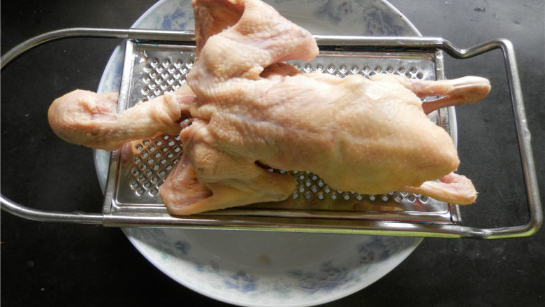 砂锅烤乳鸽,<a style='color:red;display:inline-block;' href='/shicai/ 5269'>乳鸽</a>清洗干净,沥干水。