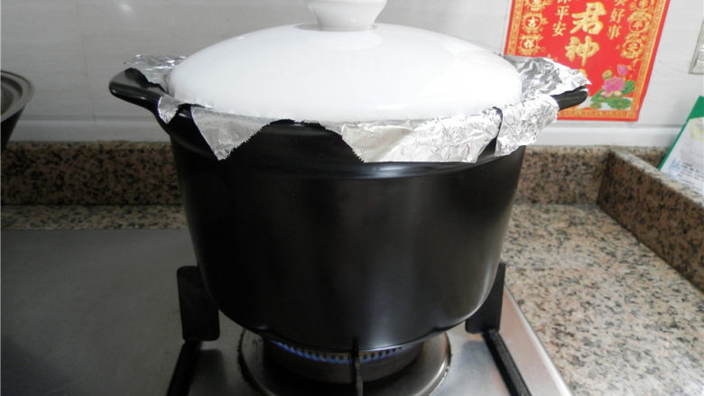 砂锅烤乳鸽,盖上锅盖,中火烤20分钟。