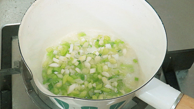 咸香味美滴~【香葱肉松辫子面包】,25g食用油倒锅里中小火烧热倒入葱百碎炒香,关火晾凉,这个量是全用的。
