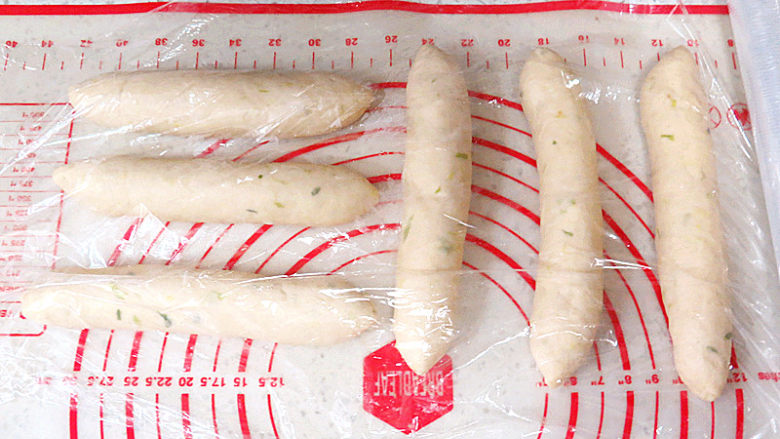咸香味美滴~【香葱肉松辫子面包】,卷好的面团先盖上保鲜膜,依次全部卷完,松弛10分钟