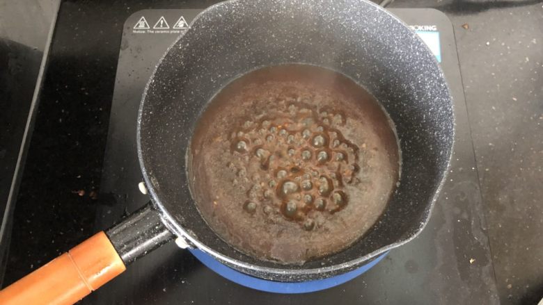 香菇肉末蒸豆腐,倒入少许水淀粉勾芡。