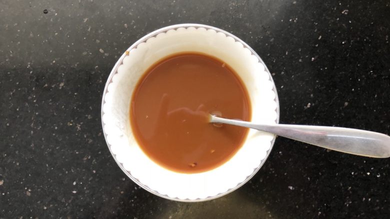 黑木耳香菇烧豆腐,碗中放入生抽适量,盐少许,淀粉少许,清水少许调成汁。