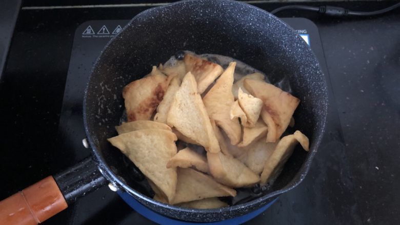 黑木耳香菇烧豆腐,倒入豆腐块。