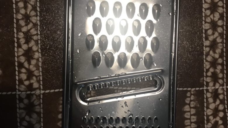自制姜撞奶,用这种把姜刨丝,小心手,别问我为什么知道