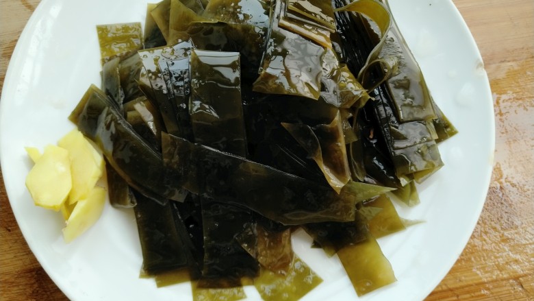 黄豆炖海带,把海带冼干净切成条,生姜切片