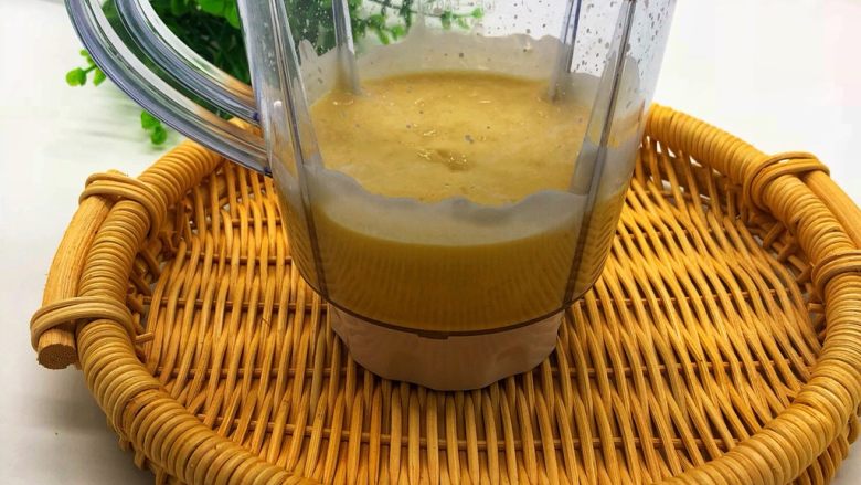 芒果酸奶奶昔,搅拌机搅拌30秒左右就可以了,打成如图所示的细腻糊糊。