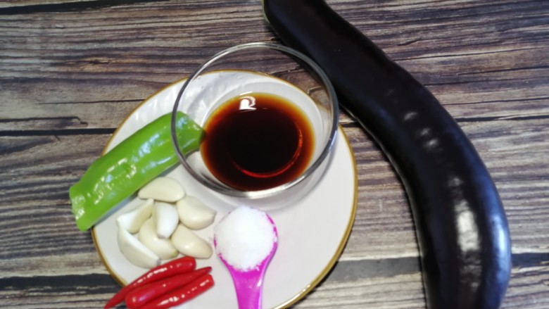 菊花茄子,准备材料,茄子尽量原则粗细均匀直一点的