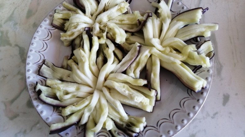 菊花茄子,蒸好的茄子用筷子整理一下,整理出花的形状