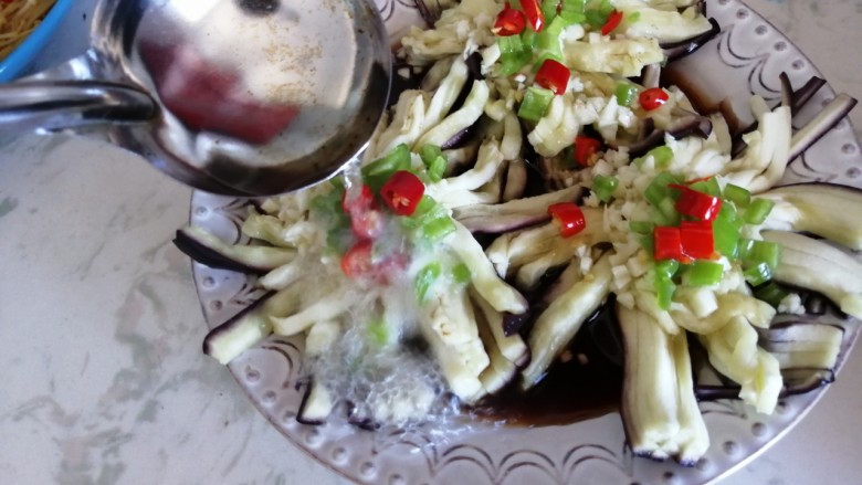 菊花茄子,锅烧热油,然后将热油淋在辣椒蒜末上即可