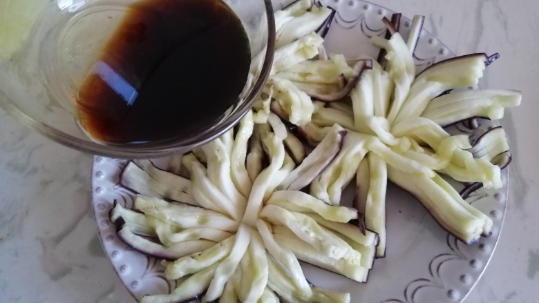 菊花茄子,将糖醋混合液浇在茄子上