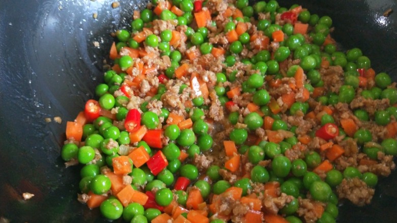 豌豆炒肉末,加入耗油,盐<a style='color:red;display:inline-block;' href='/shicai/ 756'>鸡精</a>炒均匀即可。