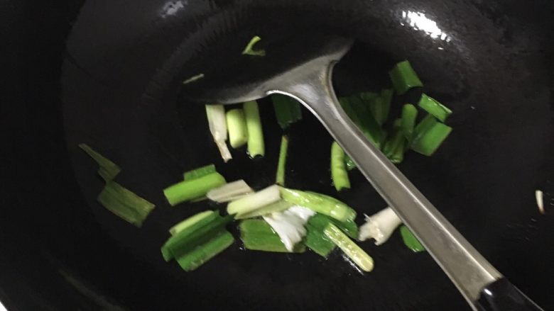 芹菜杏鲍菇炒肉,蒜苗爆香,(可以放葱或其他提味的,加班回来晚了懒得剥蒜切姜了)