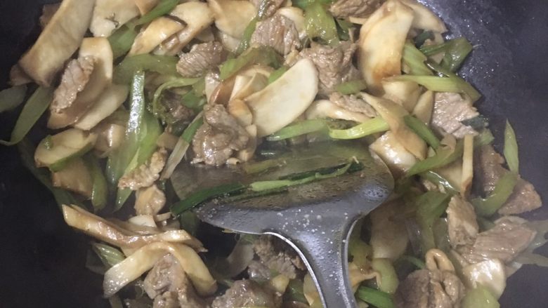 芹菜杏鲍菇炒肉,可以出锅了,(直接放饭盒了,忘了放盘子里了。)