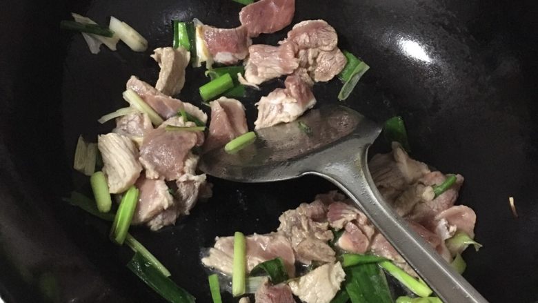 芹菜杏鲍菇炒肉,放肉,翻炒肉变色