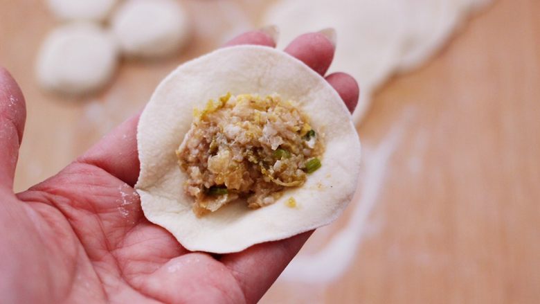 猪肉酸菜馄饨,把擀好的面皮里放入适量的馅料。