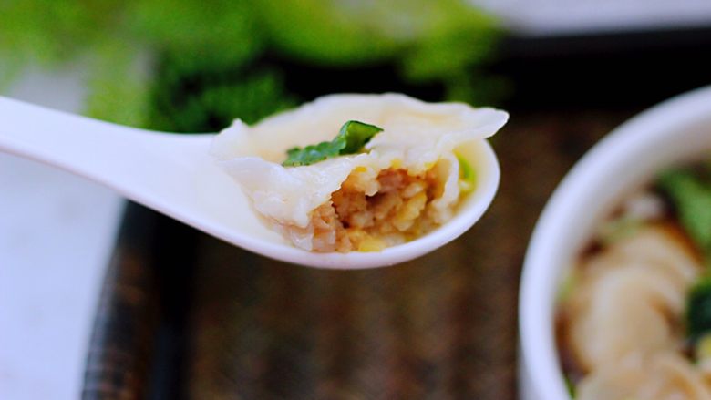 猪肉酸菜馄饨,鲜酸爽爆,味道太赞啦,嘻嘻,老公美美滴吃了两大碗。