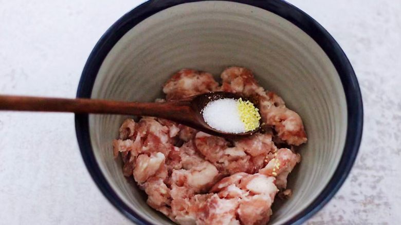 猪肉酸菜馄饨,根据个人口味,加入适量的盐和<a style='color:red;display:inline-block;' href='/shicai/ 756'>鸡精</a>调味。