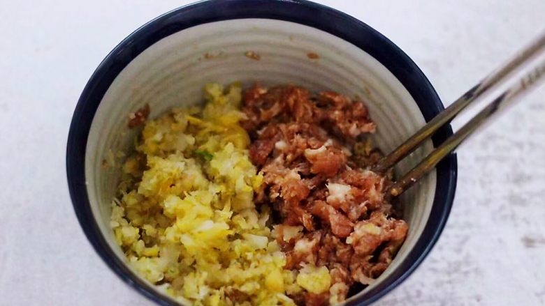猪肉酸菜馄饨,<a style='color:red;display:inline-block;' href='/shicai/ 3361'>酸菜</a>洗净后沥干水分,用刀剁碎后,放到搅拌好的肉馅里。