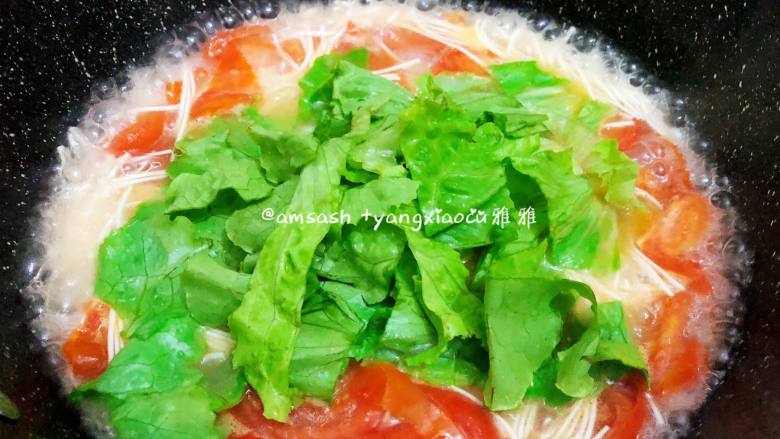 番茄生菜汤面,最后加入切成段的生菜,再次烧开即可出锅