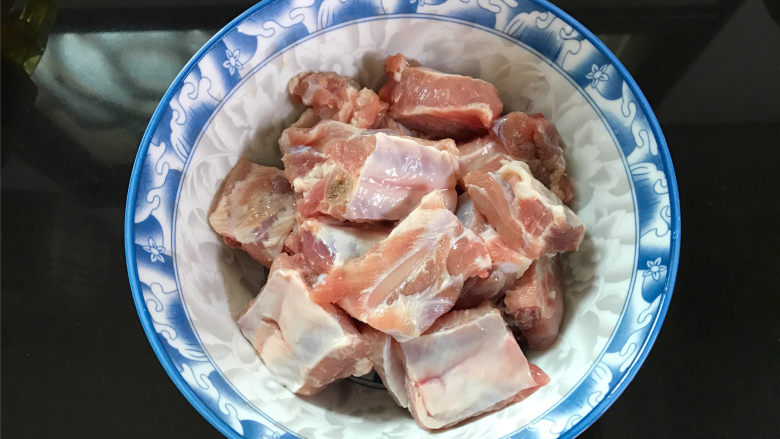 本帮糖醋排骨,<a style='color:red;display:inline-block;' href='/shicai/ 10235'>猪肋排</a>处理好后,清洗干净。