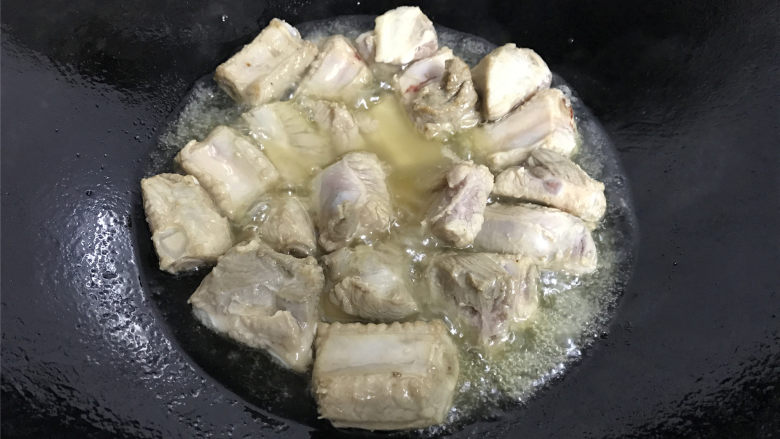 本帮糖醋排骨,锅中倒入油,油温6、7成热时把腌好的肋排放入锅。