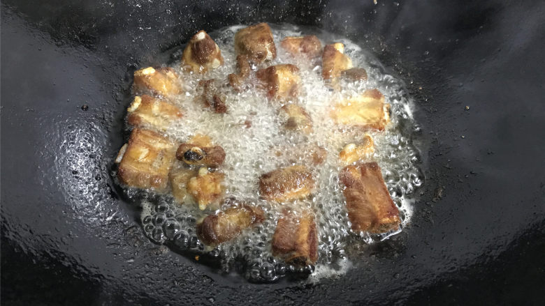 本帮糖醋排骨,炸至呈金黄色偏红后捞出,要炸得稍微老一点吃起来更加香。