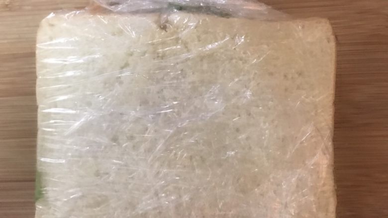 豪华三明治,用保鲜膜包好(包得紧一点)