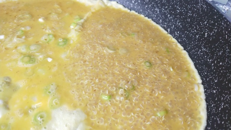 葱香藜麦蛋饼,热锅凉油。
鸡蛋液倒入锅中前再搅拌一次,避免藜麦沉底煎制时分布不均匀。
