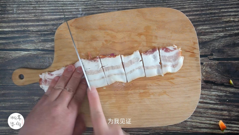 视频|松茸芝士焗饭|牛佤松茸食谱,把<a style='color:red;display:inline-block;' href='/shicai/ 443'>培根</a>切段,备用。
