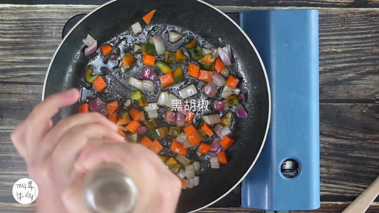 视频|松茸芝士焗饭|牛佤松茸食谱,利用锅中底油,把胡萝卜,青椒,洋葱翻炒,添入适量食盐和<a style='color:red;display:inline-block;' href='/shicai/ 134333'>黑胡椒</a>,炒匀盛起。