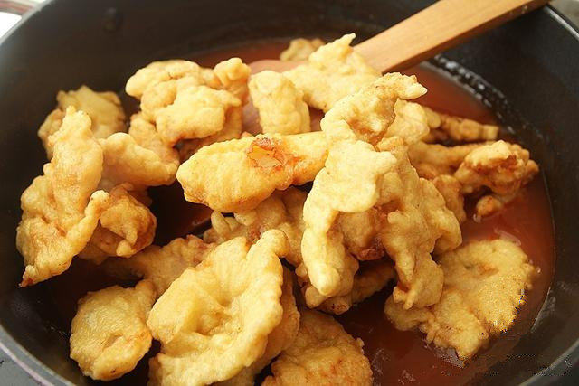 锅包肉,把炸好的肉片倒入锅内快速的翻拌均匀;
