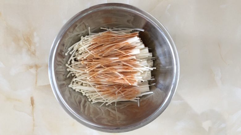 锡纸金针菇,沥干水分,将腌料倒入