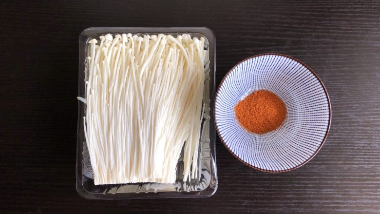 锡纸金针菇,准备<a style='color:red;display:inline-block;' href='/shicai/ 234'>金针菇</a>和腌料(口味随你喜欢)
