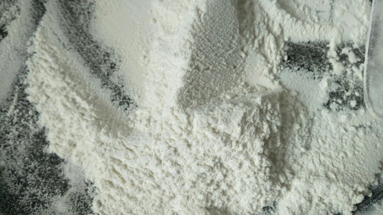 香蕉糕,抄到糯米粉稍变黄,没有生粉味即可。