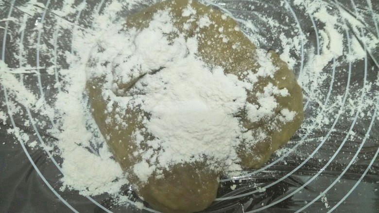 香蕉糕,用筷子挑出香蕉糕,表面洒上熟粉。蒸好的香蕉糕内部温度很高注意不要用手直接触摸防止烫伤。