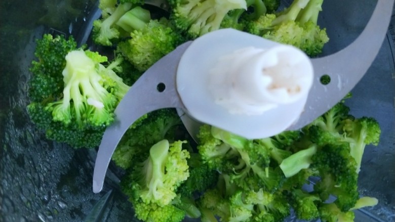 西兰花虾饼,然后放进搅拌机搅碎。