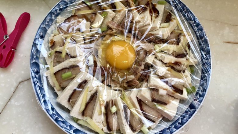 红白相间鲜上鲜➕酱肉蒸卤水豆腐,蒙上保鲜膜，用牙签在膜上戳几个洞