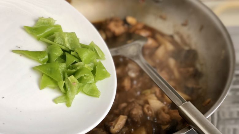 鸡腿炖香菇➕香菇山药烧鸡腿,收汁差不多了,加入青椒翻炒一两分钟