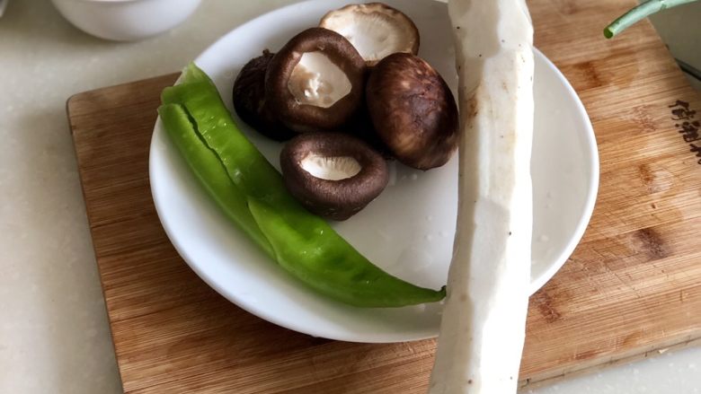 鸡腿炖香菇➕香菇山药烧鸡腿,山药半根削皮洗净,鲜香菇七八个去蒂洗净,青椒一个去蒂去洗洗净