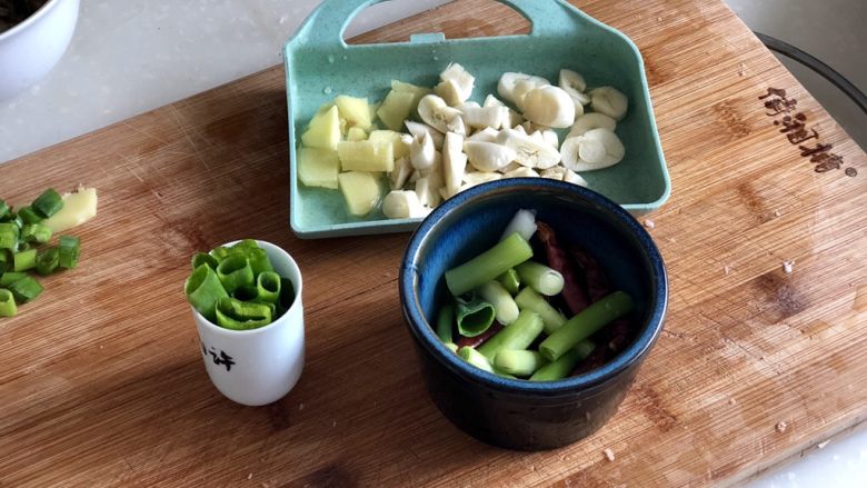 鸡腿炖香菇➕香菇山药烧鸡腿,开始改刀:蒜切粗蒜蓉,姜切片,小葱葱白切段,葱绿大部分切段,留一点切末