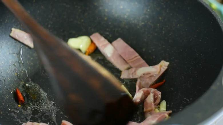 又香又嫩,这对西餐的CP用中式做法来处理也很好吃,倒入培根炒至微焦。