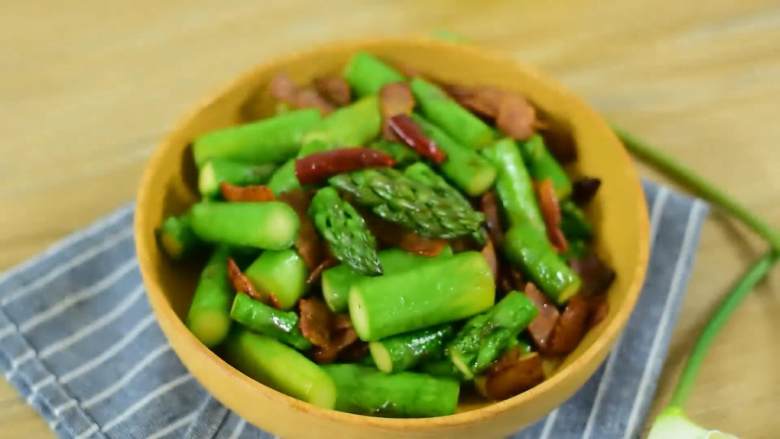 又香又嫩,这对西餐的CP用中式做法来处理也很好吃,芦笋富含膳食纤维,柔软可口,多吃能增进食欲,帮助消化哦~