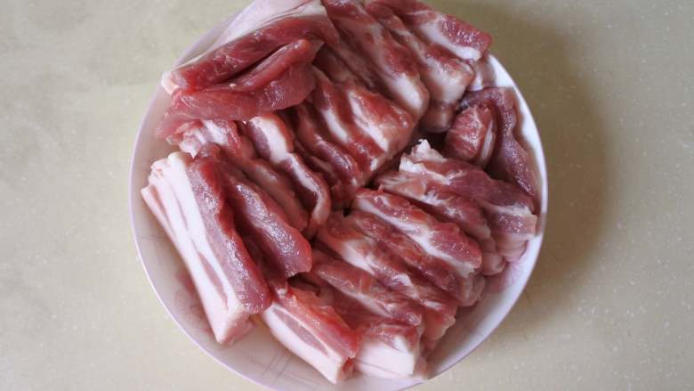 东北炖菜:白菜猪肉炖粉条,五花肉切片,
