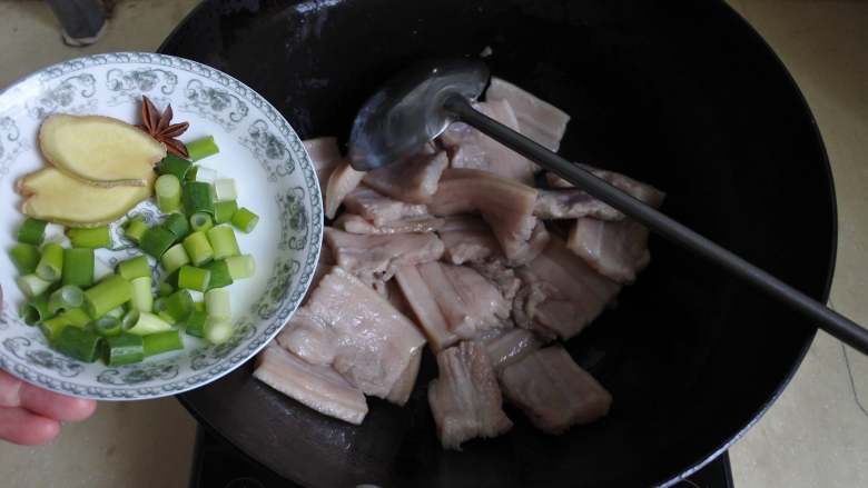 东北炖菜:白菜猪肉炖粉条,放葱姜、八角爆香