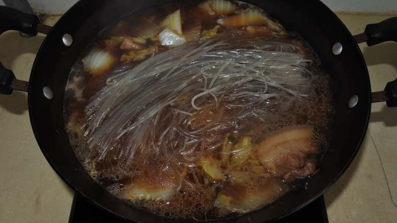 东北炖菜:白菜猪肉炖粉条, 改中小火盖盖炖煮20-25分钟让五花肉炖软。放入粉条煮软即可