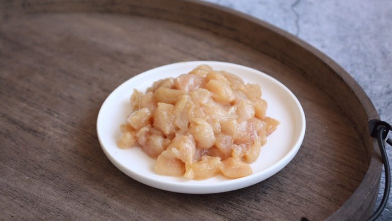 咖喱土豆鸡丁饭,将它们抓拌均匀,腌制10分钟备用。