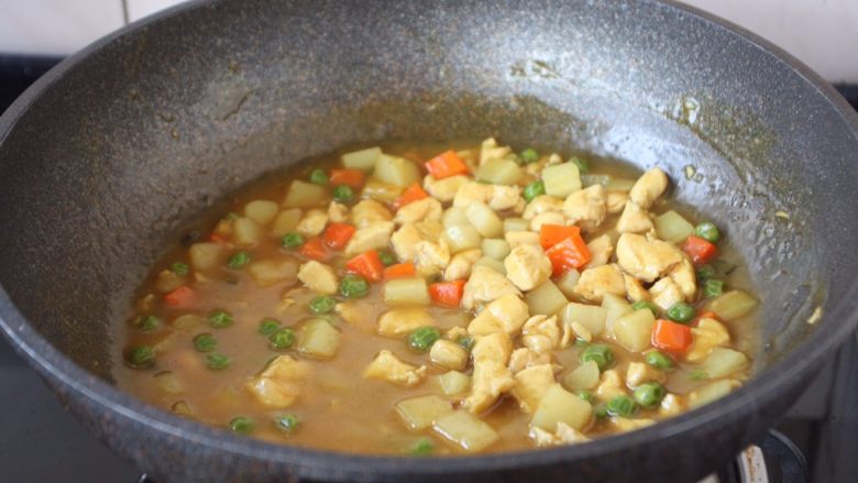 咖喱土豆鸡丁饭,中火炖至咖喱块融化,然后改大火收汁,收至汤汁浓稠即可。