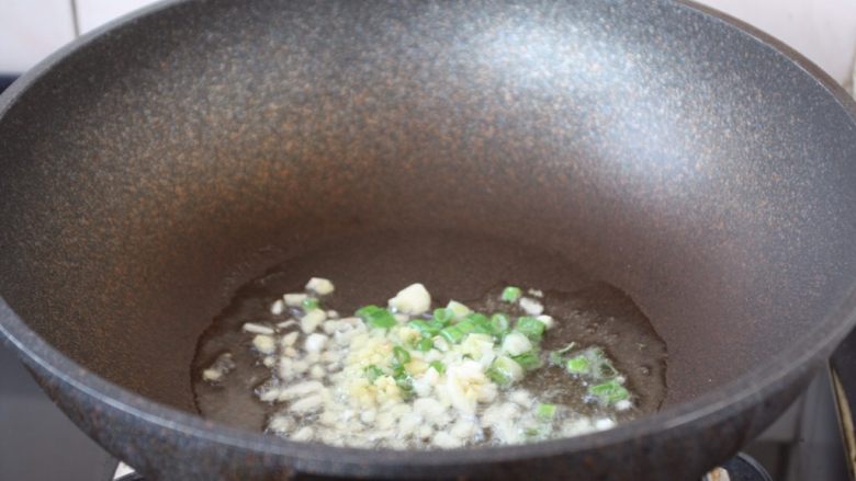 咖喱土豆鸡丁饭,热锅凉油,放入葱姜蒜,炒出香味。