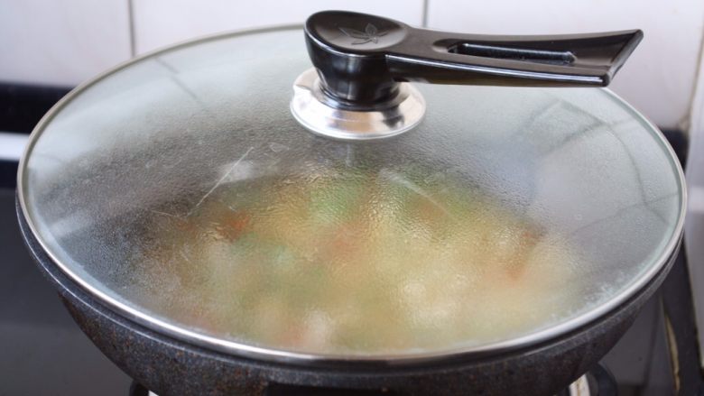 咖喱土豆鸡丁饭,盖上锅盖儿,中火炖3~5分钟左右。